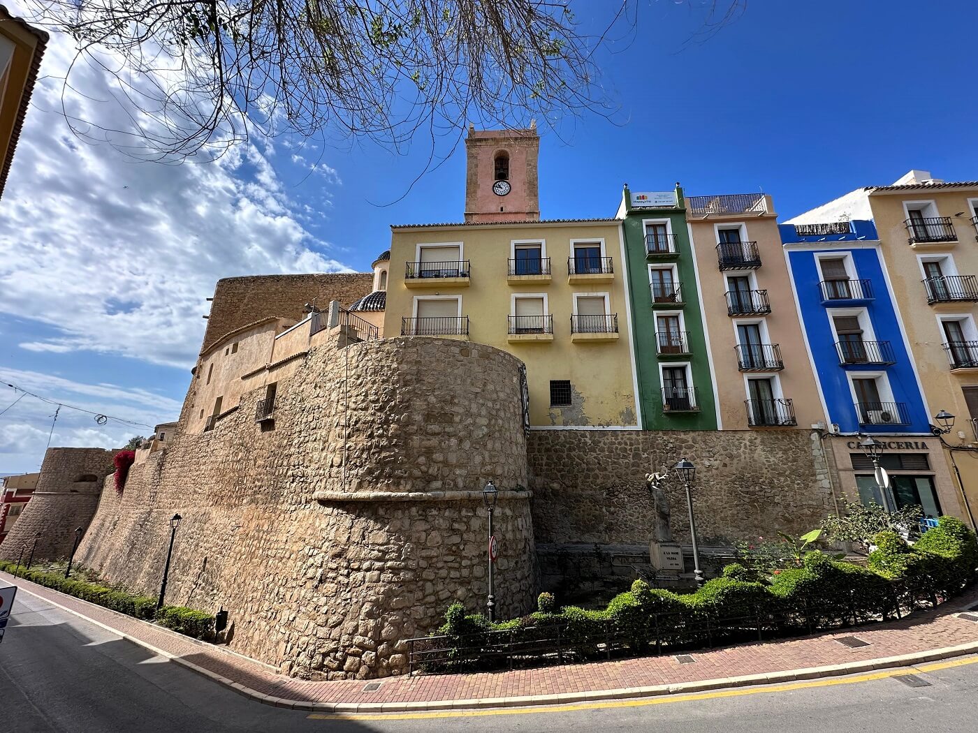 Villajoyosa (La Vila): Descubre su Esencia, Puerto, Chocolate e Historia